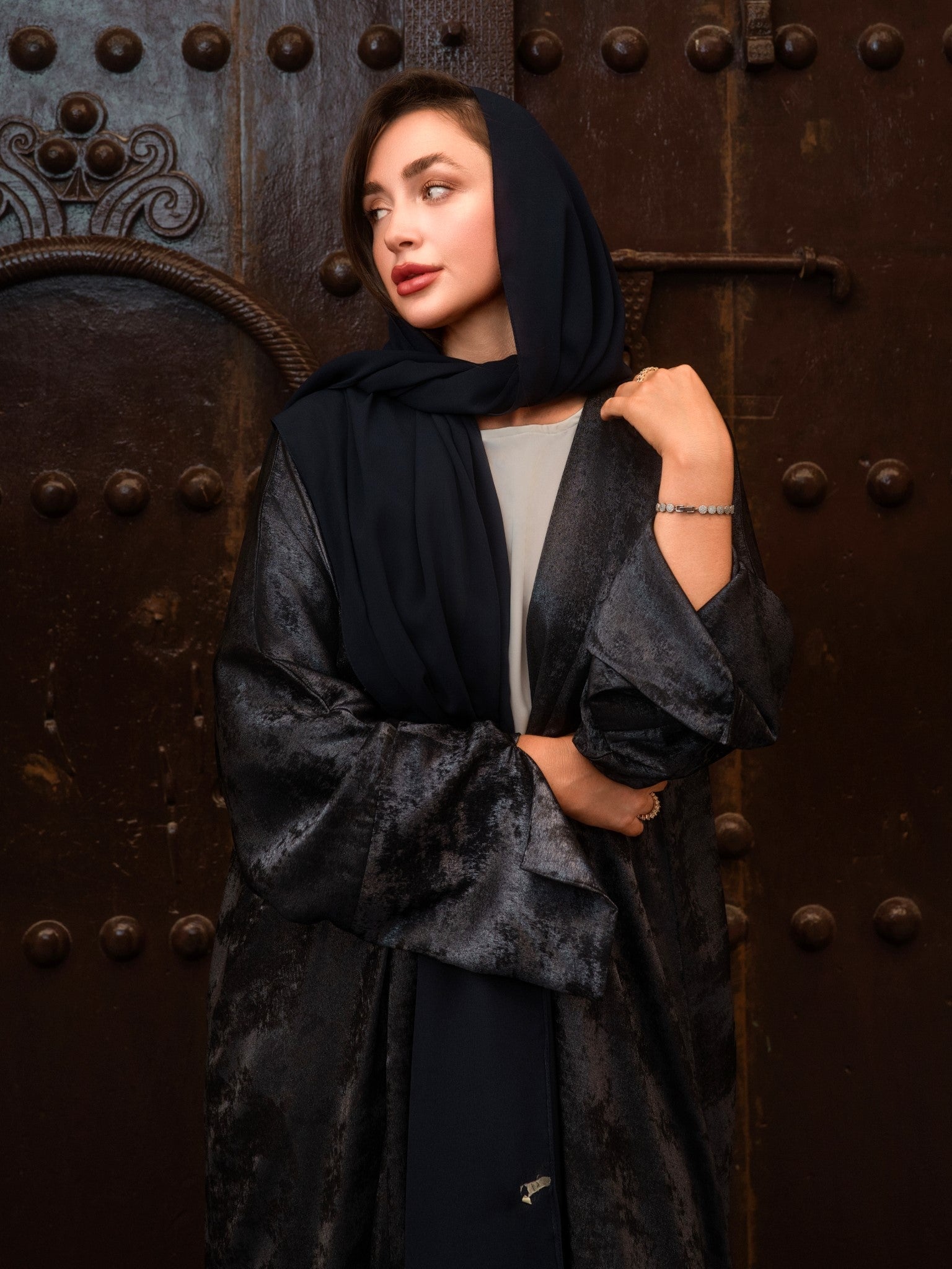 How to Choose the Perfect Hijab: A Comprehensive Guide for 2025 - Aneeq Modest Wear
